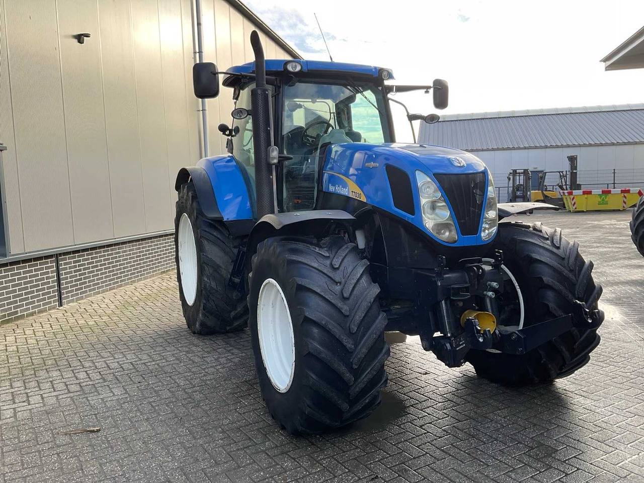 2011 NEW HOLLAND T7030 AUTOCOMMAND FOUR WHEEL DRIVE FARM TRACTOR - Traktor: slika 4 2011 NEW HOLLAND T7030 AUTOCOMMAND FOUR WHEEL DRIVE FARM TRACTOR - Traktor: slika 4
