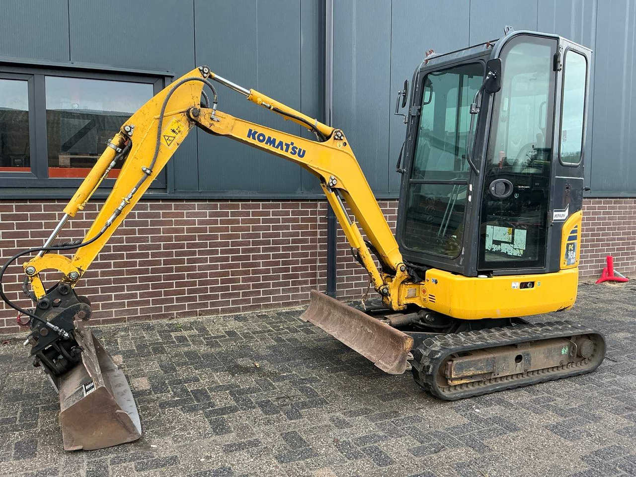 2014 KOMATSU 16R HS MINI EXCAVATOR - Mini bager: slika 1 2014 KOMATSU 16R HS MINI EXCAVATOR - Mini bager: slika 1