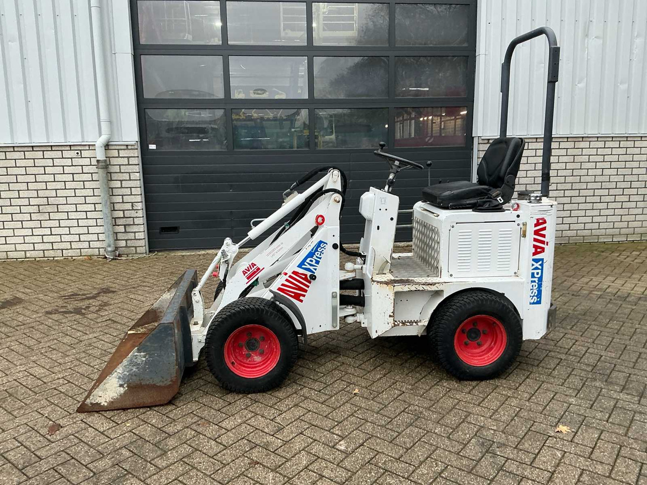 2017 100 KNIKMOPS - Utovarivač točkaš: slika 2 2017 100 KNIKMOPS - Utovarivač točkaš: slika 2