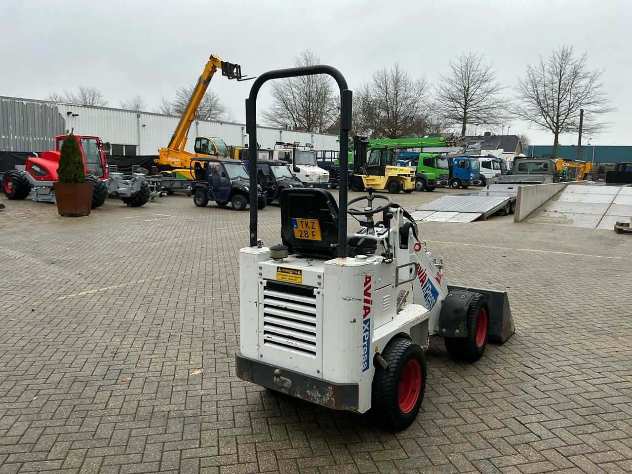 2017 100 KNIKMOPS - Utovarivač točkaš: slika 5 2017 100 KNIKMOPS - Utovarivač točkaš: slika 5