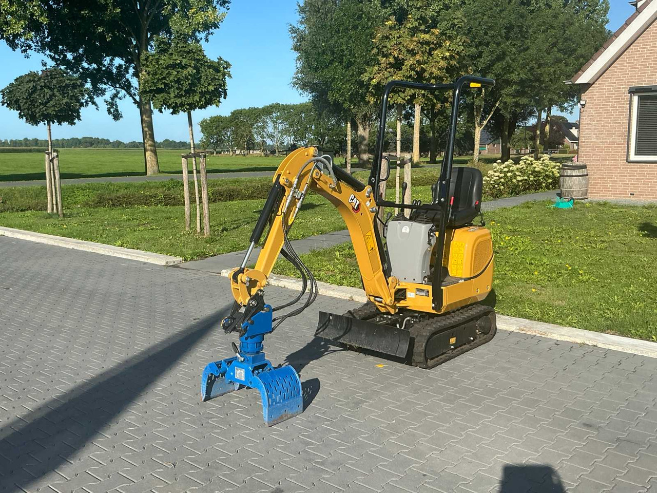 Cat 300.9D - Mini bager: slika 1 Cat 300.9D - Mini bager: slika 1