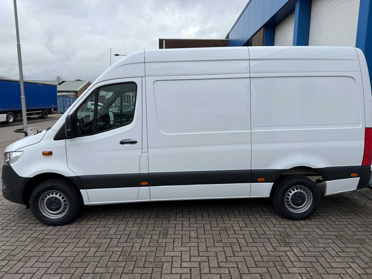FULLY EQUIPPED MERCEDES SPRINTER 317CDI LENGTH 2 HEIGHT 2 RWD AIR CONDITIONING CAMERA AND CARPLAY - Dostavno vozilo: slika 3 FULLY EQUIPPED MERCEDES SPRINTER 317CDI LENGTH 2 HEIGHT 2 RWD AIR CONDITIONING CAMERA AND CARPLAY - Dostavno vozilo: slika 3