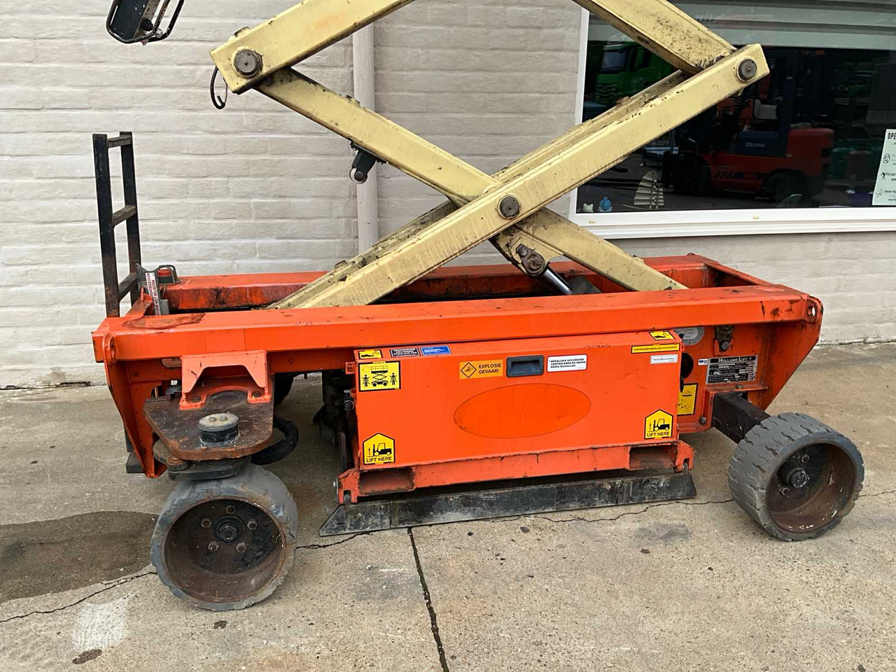 HOLLAND LIFT HL11816 SCISSOR LIFT AERIAL PLATFORM - Vazdušna platforma: slika 4 HOLLAND LIFT HL11816 SCISSOR LIFT AERIAL PLATFORM - Vazdušna platforma: slika 4