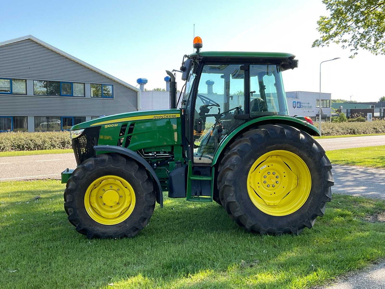 John Deere 5100M - Traktor: slika 2 John Deere 5100M - Traktor: slika 2