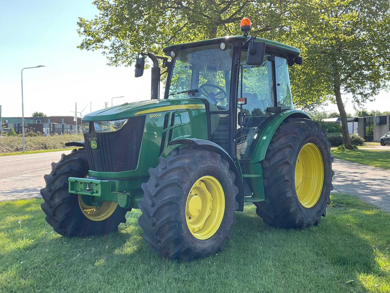 John Deere 5100M - Traktor: slika 1 John Deere 5100M - Traktor: slika 1