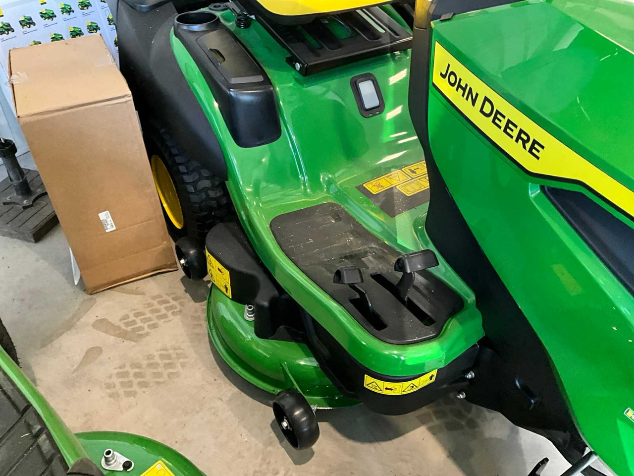 John Deere X167R - Baštenska kosačica: slika 4 John Deere X167R - Baštenska kosačica: slika 4