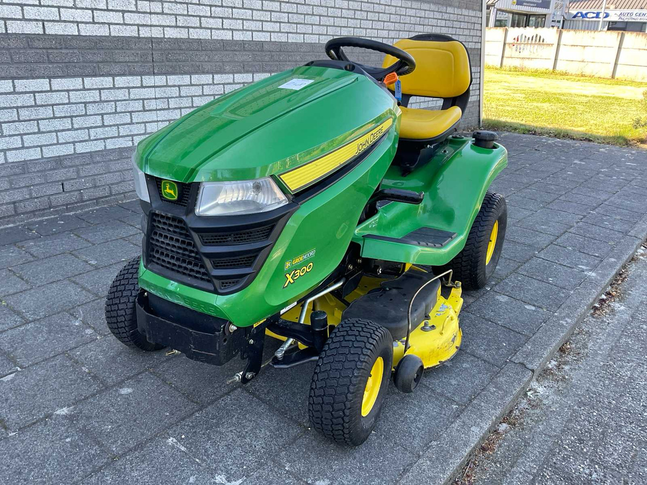 John Deere X300 - Baštenska kosačica: slika 1 John Deere X300 - Baštenska kosačica: slika 1