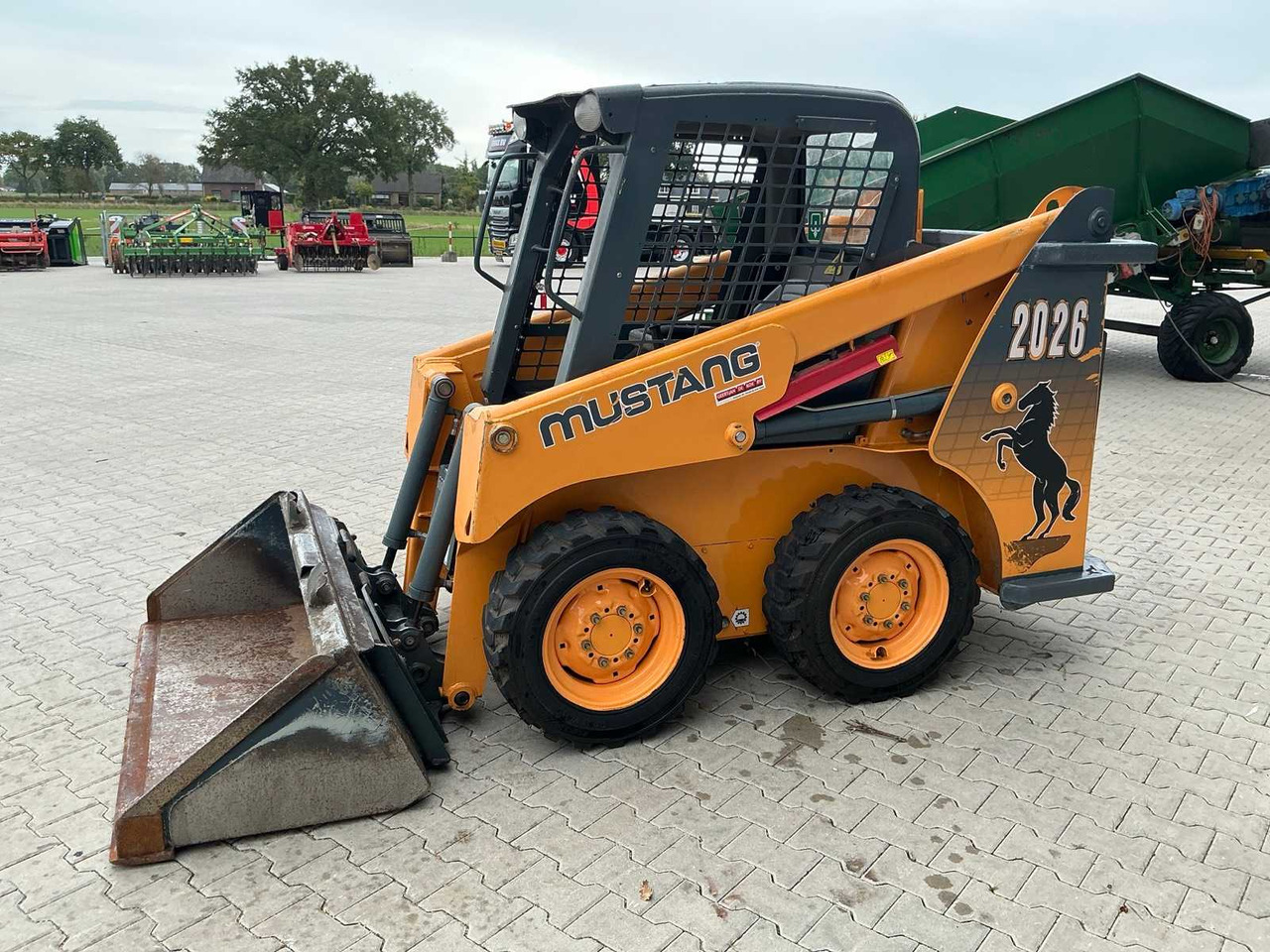 Mustang 2014 MUSTANG 2026 SKID STEER LOADER - Mini utovarivač: slika 1 Mustang 2014 MUSTANG 2026 SKID STEER LOADER - Mini utovarivač: slika 1
