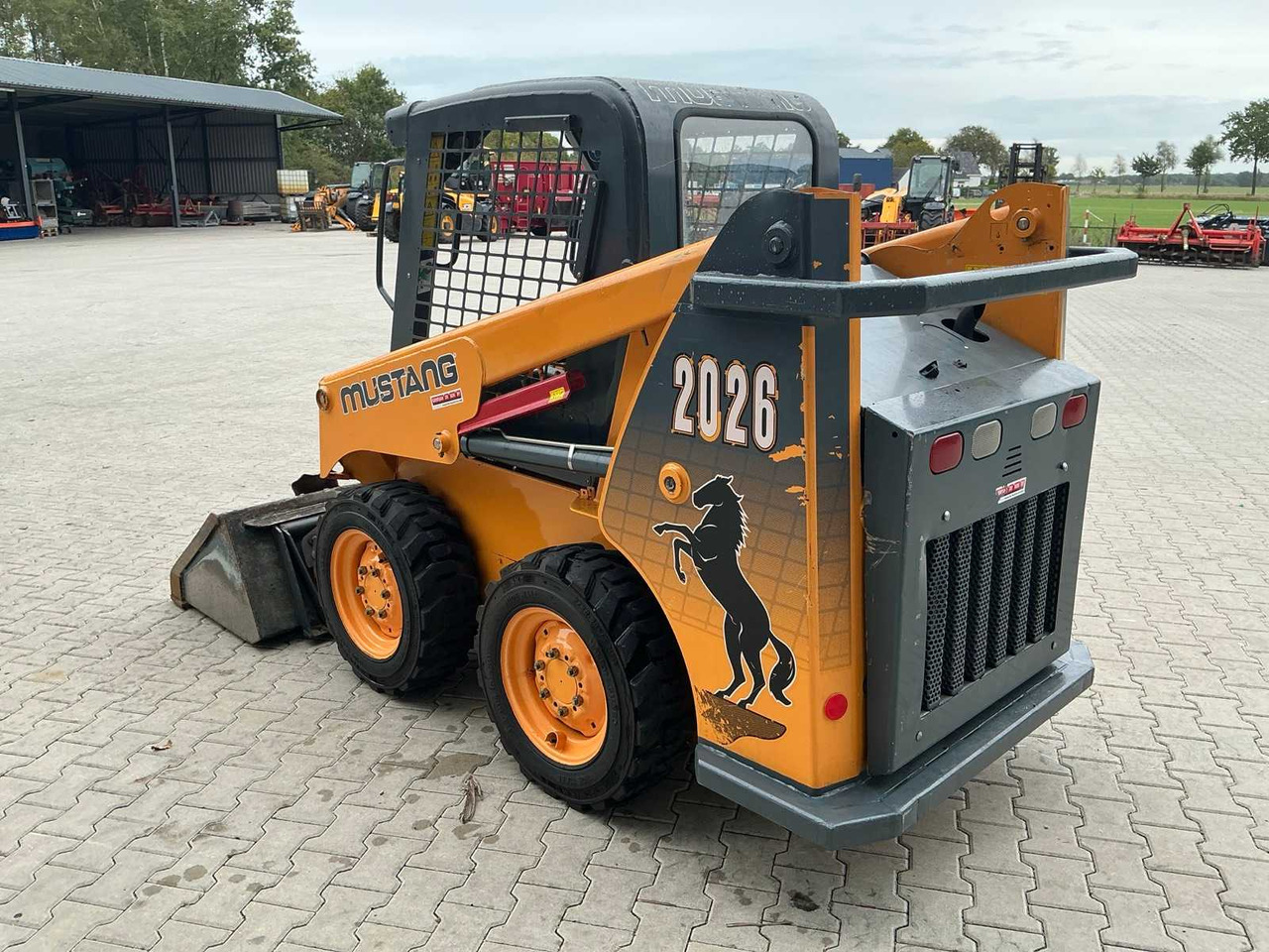 Mustang 2014 MUSTANG 2026 SKID STEER LOADER - Mini utovarivač: slika 2 Mustang 2014 MUSTANG 2026 SKID STEER LOADER - Mini utovarivač: slika 2