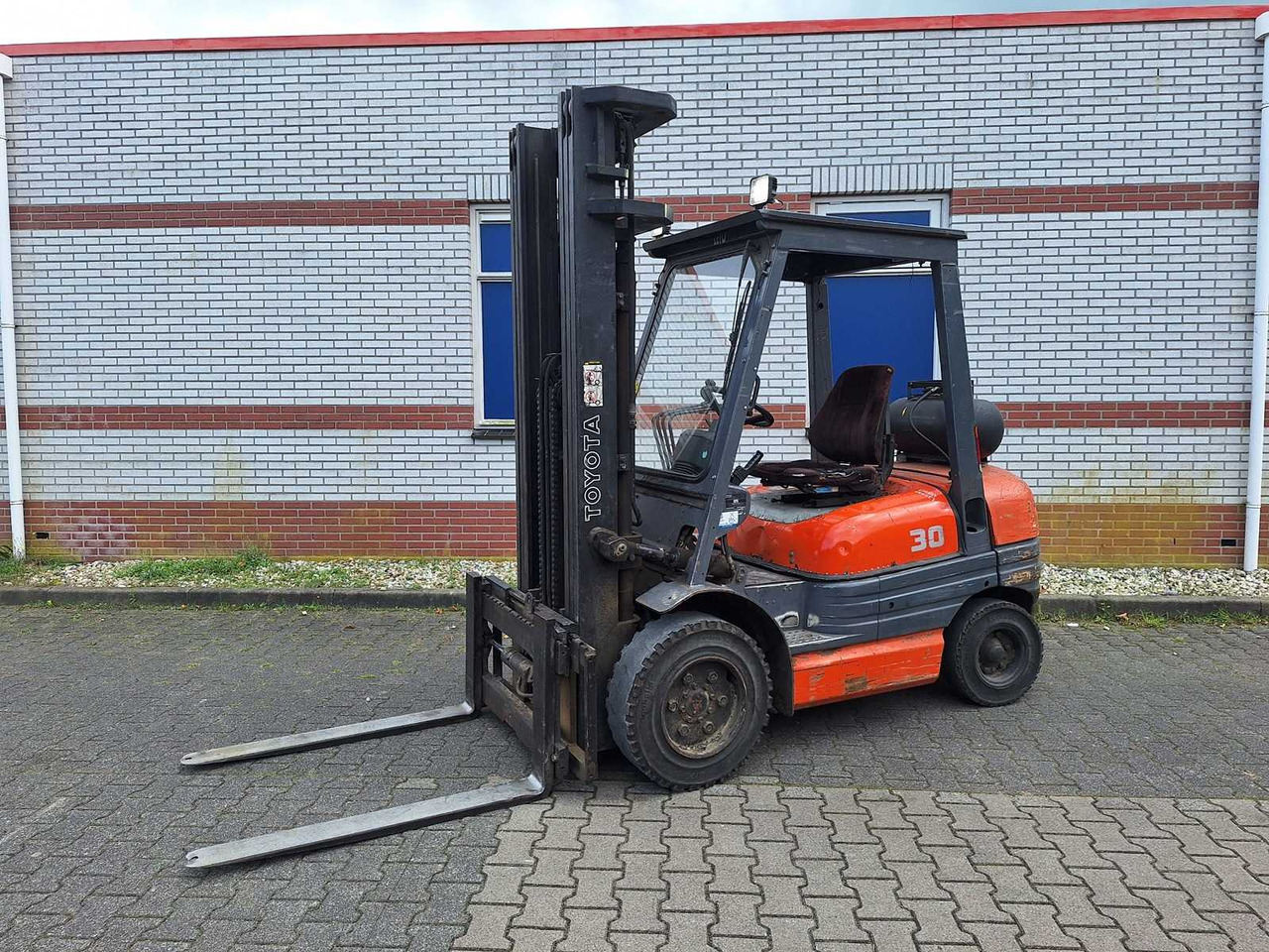 TOYOTA - 1995 - 02 6FGF30 - FORKLIFT TRIPLEX -FREE-LIFT - SIDE-SHIFT - Viljuškar: slika 1 TOYOTA - 1995 - 02 6FGF30 - FORKLIFT TRIPLEX -FREE-LIFT - SIDE-SHIFT - Viljuškar: slika 1