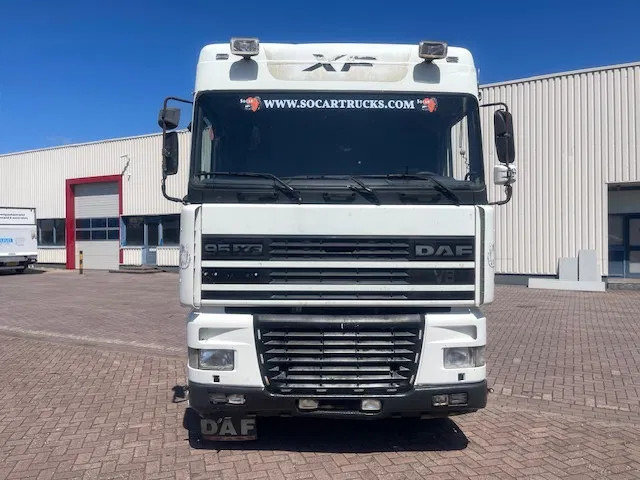 DAF XF 95 8 Tires (6x2) euro 2 - Kamion sa tovarnim sandukom: slika 2 DAF XF 95 8 Tires (6x2) euro 2 - Kamion sa tovarnim sandukom: slika 2