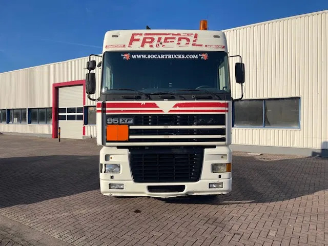 DAF XF 95.430 Manual-Gear Euro 3 - Tegljač: slika 2 DAF XF 95.430 Manual-Gear Euro 3 - Tegljač: slika 2