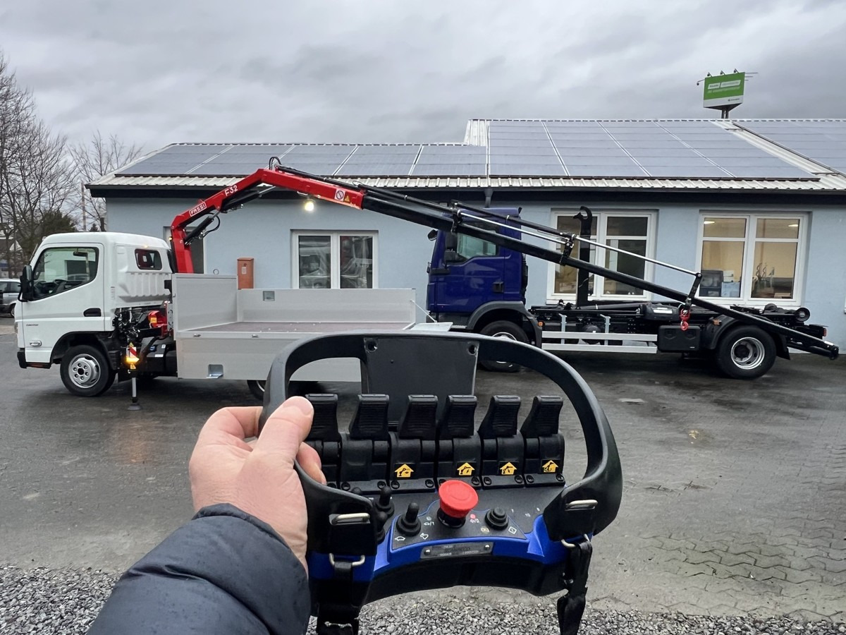 FUSO 3S15 Alu Pritsche 2.80m Ladekran Funk! sofort ve - Kamion sa tovarnim sandukom, Kamion sa dizalicom: slika 2 FUSO 3S15 Alu Pritsche 2.80m Ladekran Funk! sofort ve - Kamion sa tovarnim sandukom, Kamion sa dizalicom: slika 2