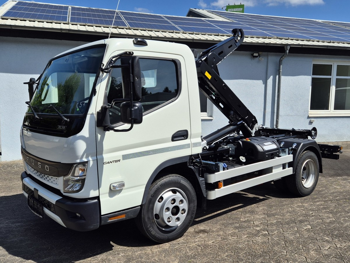 FUSO Fuso Canter 7C18 City Abrollkipper AHK Hooklift - Kamion sa hidrauličnom kukom: slika 1 FUSO Fuso Canter 7C18 City Abrollkipper AHK Hooklift - Kamion sa hidrauličnom kukom: slika 1