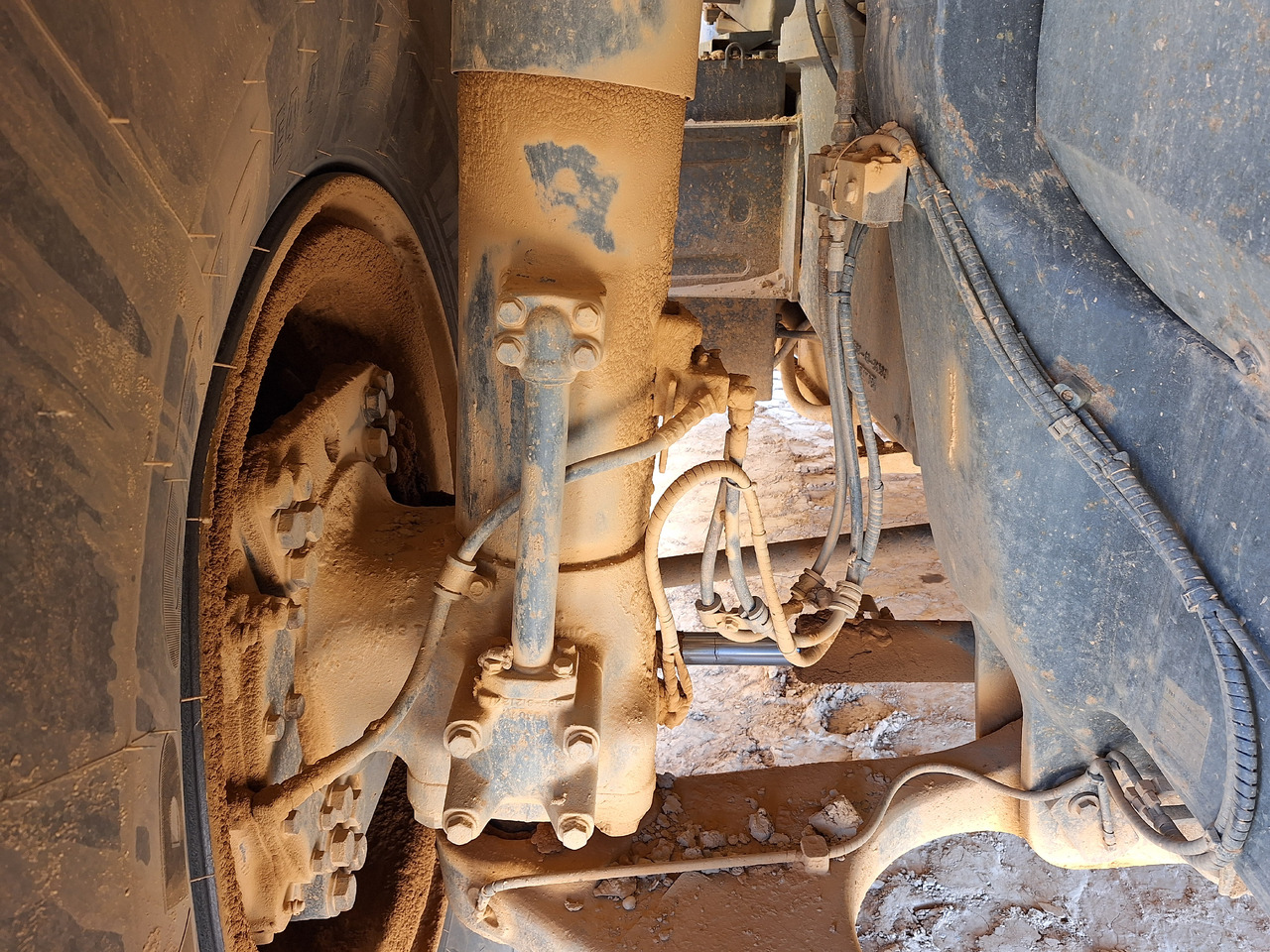 Kiper sa krutom šasijom/ Kiper za kamen KOMATSU HD605 7-EO: slika 9