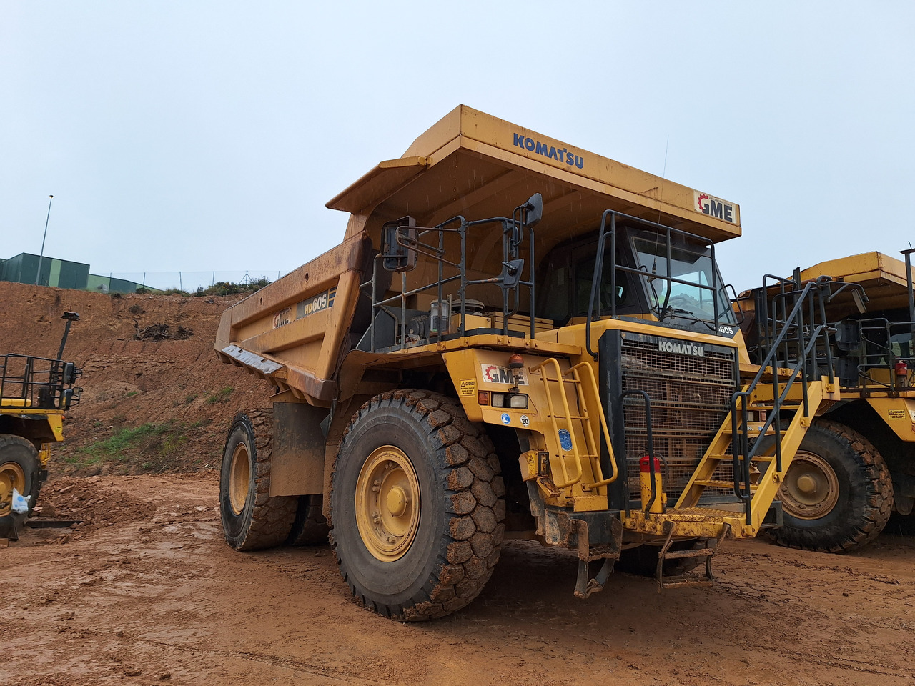 KOMATSU HD605-7EO - Kiper sa krutom šasijom/ Kiper za kamen: slika 1 KOMATSU HD605-7EO - Kiper sa krutom šasijom/ Kiper za kamen: slika 1