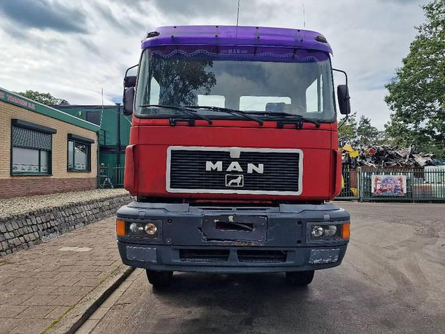 MAN 35.402 VFK - Kamion sa golom šasijom i zatvorenom kabinom: slika 2 MAN 35.402 VFK - Kamion sa golom šasijom i zatvorenom kabinom: slika 2