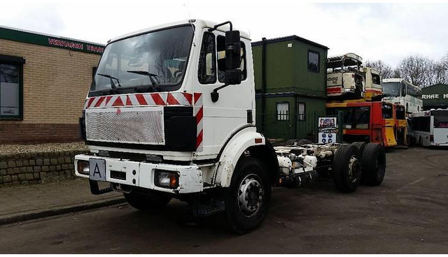 Mercedes-Benz 2524 L - Kamion sa golom šasijom i zatvorenom kabinom: slika 1 Mercedes-Benz 2524 L - Kamion sa golom šasijom i zatvorenom kabinom: slika 1