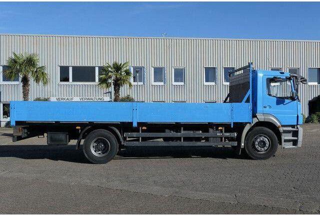 Mercedes-Benz 1824 L Axor 4x2, 3. Sitz, AHK, Gerüstbau, Klima - Kamion sa tovarnim sandukom: slika 4 Mercedes-Benz 1824 L Axor 4x2, 3. Sitz, AHK, Gerüstbau, Klima - Kamion sa tovarnim sandukom: slika 4