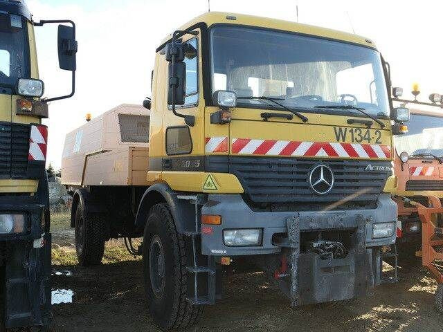 Mercedes-Benz 2035 AK Actros 4x4, Kehrmaschine Schmidt, Allrad - Vozilo za čišćenje snega: slika 4 Mercedes-Benz 2035 AK Actros 4x4, Kehrmaschine Schmidt, Allrad - Vozilo za čišćenje snega: slika 4