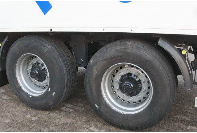 Sommer 2-Achser, elektr. Rolltor, BPW, 11.000mm lang - Poluprikolica sa zatvorenim sandukom: slika 4 Sommer 2-Achser, elektr. Rolltor, BPW, 11.000mm lang - Poluprikolica sa zatvorenim sandukom: slika 4