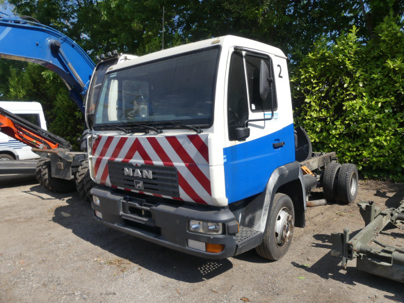 Camion (pour pièces) MAN L2000 (2004-183.392 km) - Kamion sa golom šasijom i zatvorenom kabinom: slika 1 Camion (pour pièces) MAN L2000 (2004-183.392 km) - Kamion sa golom šasijom i zatvorenom kabinom: slika 1