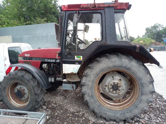 Tracteur Case International 4240XLA - Traktor: slika 3 Tracteur Case International 4240XLA - Traktor: slika 3