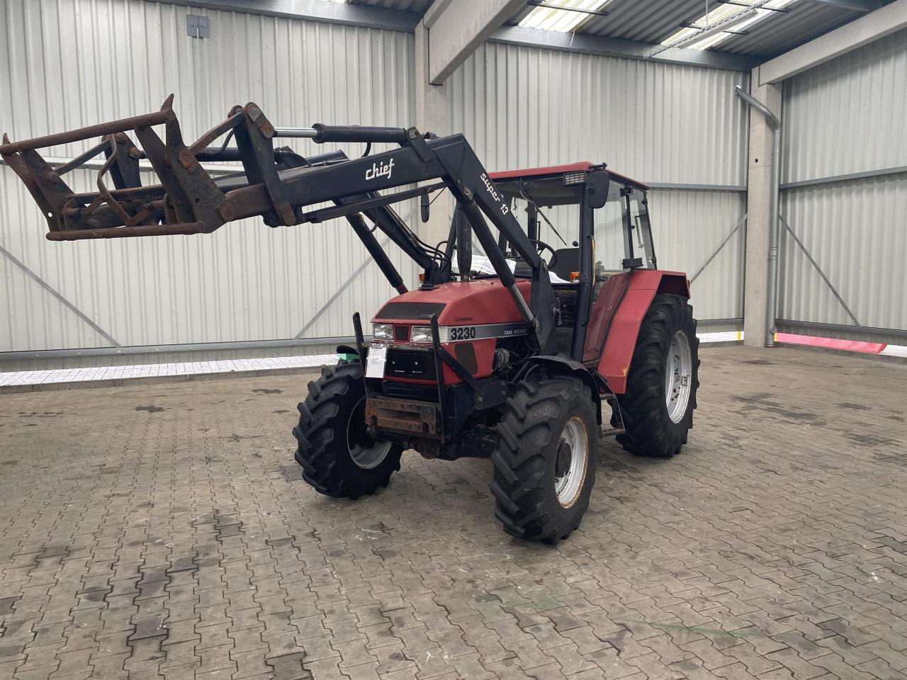 Case-IH 3230 - Traktor: slika 1 Case-IH 3230 - Traktor: slika 1