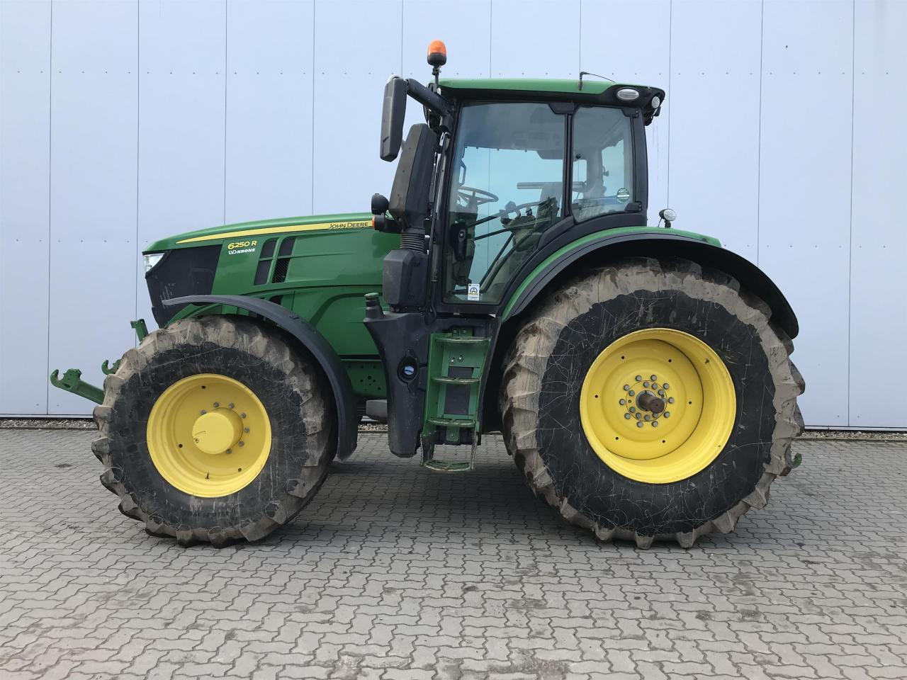 John Deere 6250R - Traktor: slika 1 John Deere 6250R - Traktor: slika 1