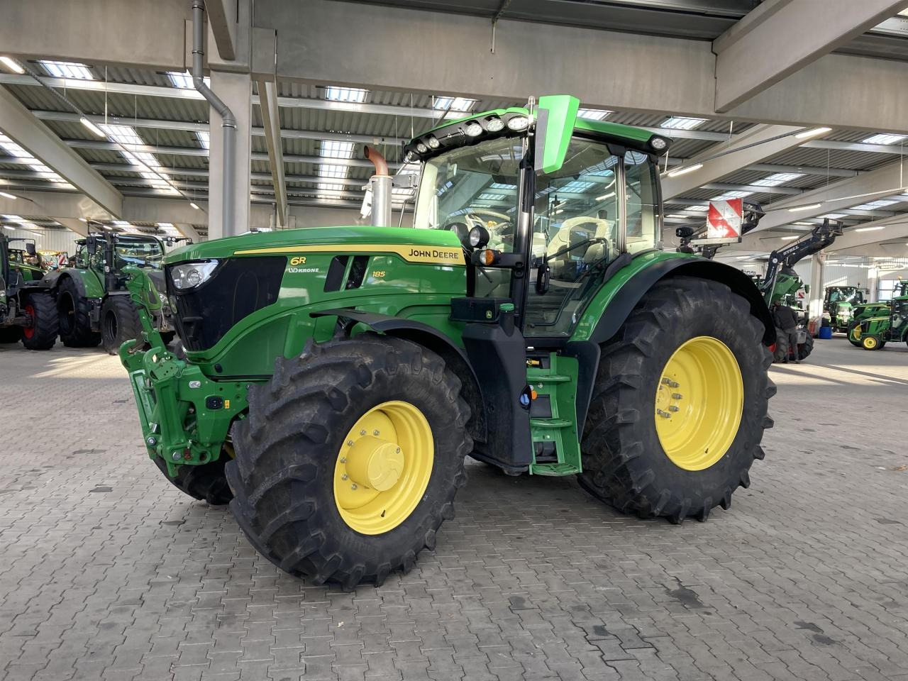 John Deere 6R 185 - Traktor: slika 1 John Deere 6R 185 - Traktor: slika 1