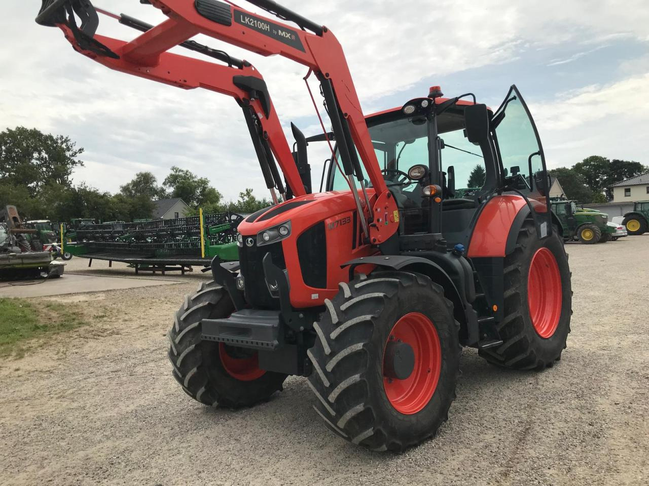Kubota M7133 - Traktor: slika 1 Kubota M7133 - Traktor: slika 1