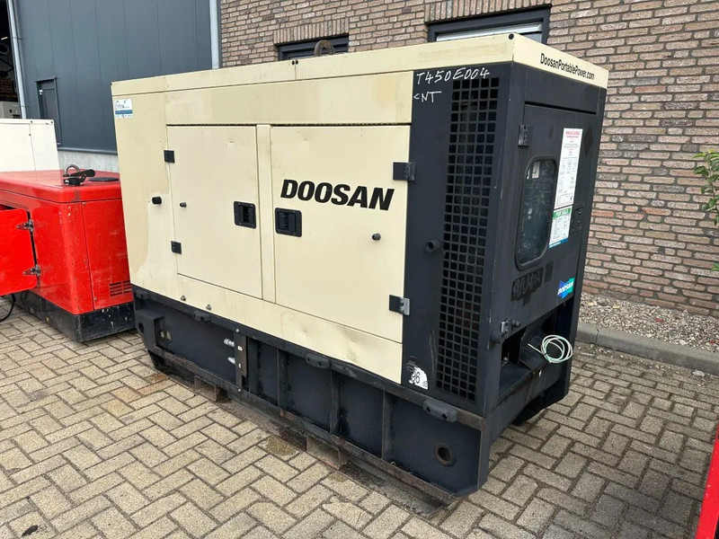 Doosan G40 Mitsubishi Leroy Somer 40 kVA Silent Rental generatorset - Set generatora: slika 4 Doosan G40 Mitsubishi Leroy Somer 40 kVA Silent Rental generatorset - Set generatora: slika 4