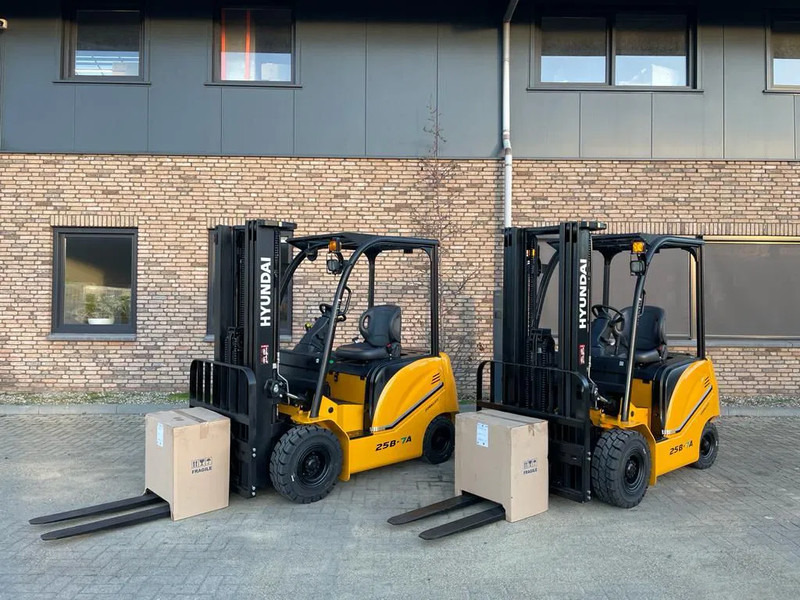Hyundai 25B-7A 2.5 ton Triplex Freelift Sideshift Elektra Heftruck Nieuw - Električni viljuškar: slika 1 Hyundai 25B-7A 2.5 ton Triplex Freelift Sideshift Elektra Heftruck Nieuw - Električni viljuškar: slika 1