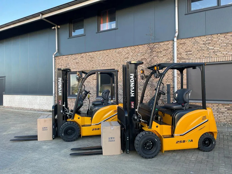 Hyundai 25B-7A 2.5 ton Triplex Freelift Sideshift Elektra Heftruck Nieuw - Električni viljuškar: slika 2 Hyundai 25B-7A 2.5 ton Triplex Freelift Sideshift Elektra Heftruck Nieuw - Električni viljuškar: slika 2