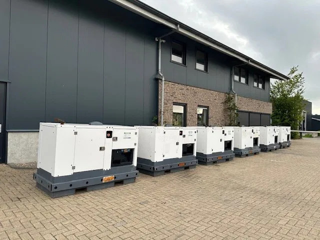 Iveco FPT F32 AM1A Leroy Somer 32 kVA silent generatorset 29 hours ! - Set generatora: slika 5 Iveco FPT F32 AM1A Leroy Somer 32 kVA silent generatorset 29 hours ! - Set generatora: slika 5