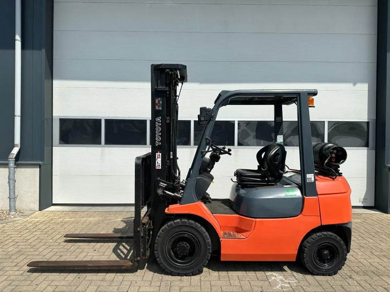 Toyota 2.5 ton Triplex Freelift Sideshift LPG Heftruck - Gasni viljuškar: slika 2 Toyota 2.5 ton Triplex Freelift Sideshift LPG Heftruck - Gasni viljuškar: slika 2