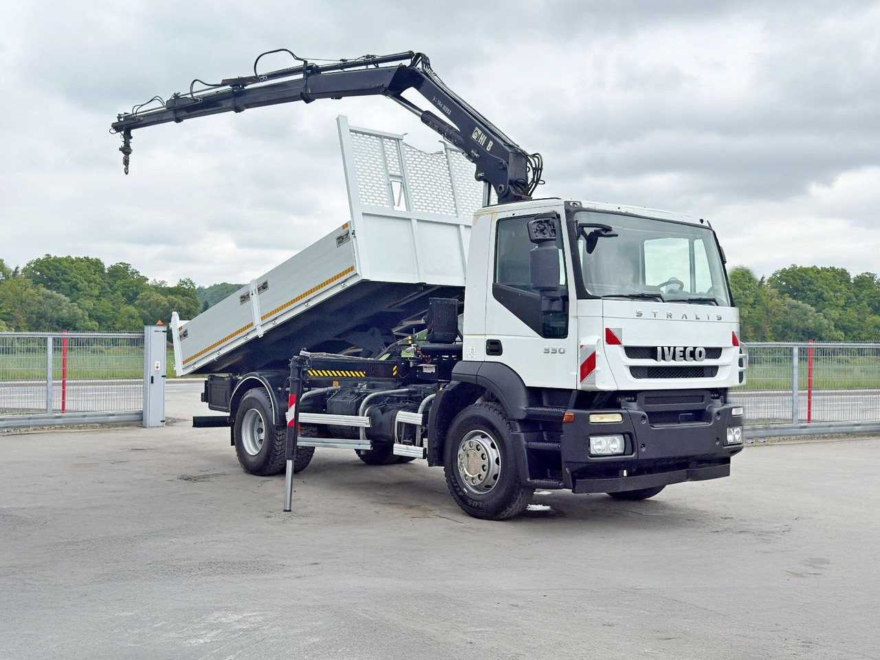 Iveco STRALIS 330 *HIAB 144 BS-3 HIDUO* TOPZUSTAND - Istovarivač, Kamion sa dizalicom: slika 2 Iveco STRALIS 330 *HIAB 144 BS-3 HIDUO* TOPZUSTAND - Istovarivač, Kamion sa dizalicom: slika 2