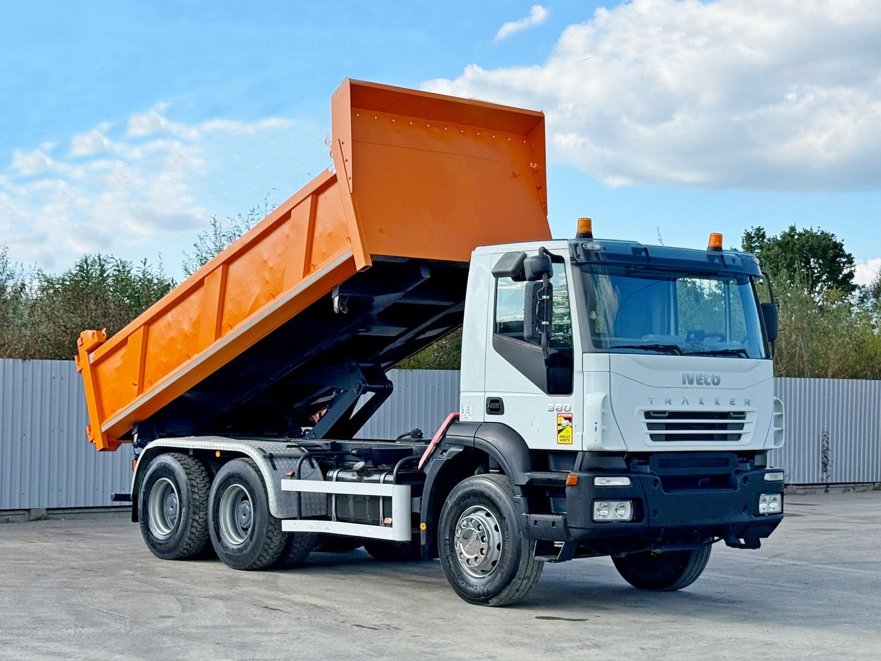 Iveco TRAKKER 380 * Kipper 5,25 m + BORDMATIC / 6x4 - Istovarivač, Kamion sa dizalicom: slika 1 Iveco TRAKKER 380 * Kipper 5,25 m + BORDMATIC / 6x4 - Istovarivač, Kamion sa dizalicom: slika 1