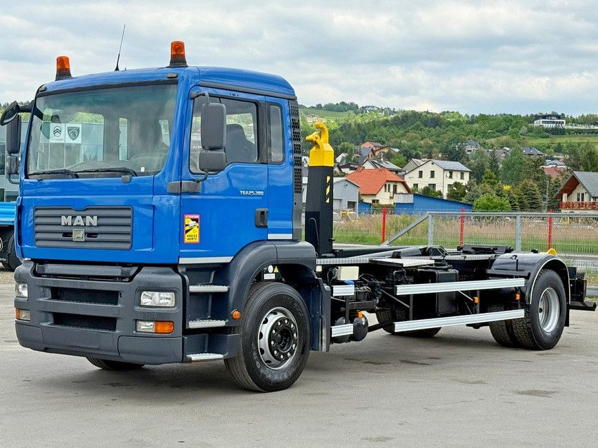 MAN TGA 18.310 Abrollkipper * Top Zustand! MAN TGA 18.310 Abrollkipper * Top Zustand! - Kamion sa hidrauličnom kukom: slika 4 MAN TGA 18.310 Abrollkipper * Top Zustand! MAN TGA 18.310 Abrollkipper * Top Zustand! - Kamion sa hidrauličnom kukom: slika 4