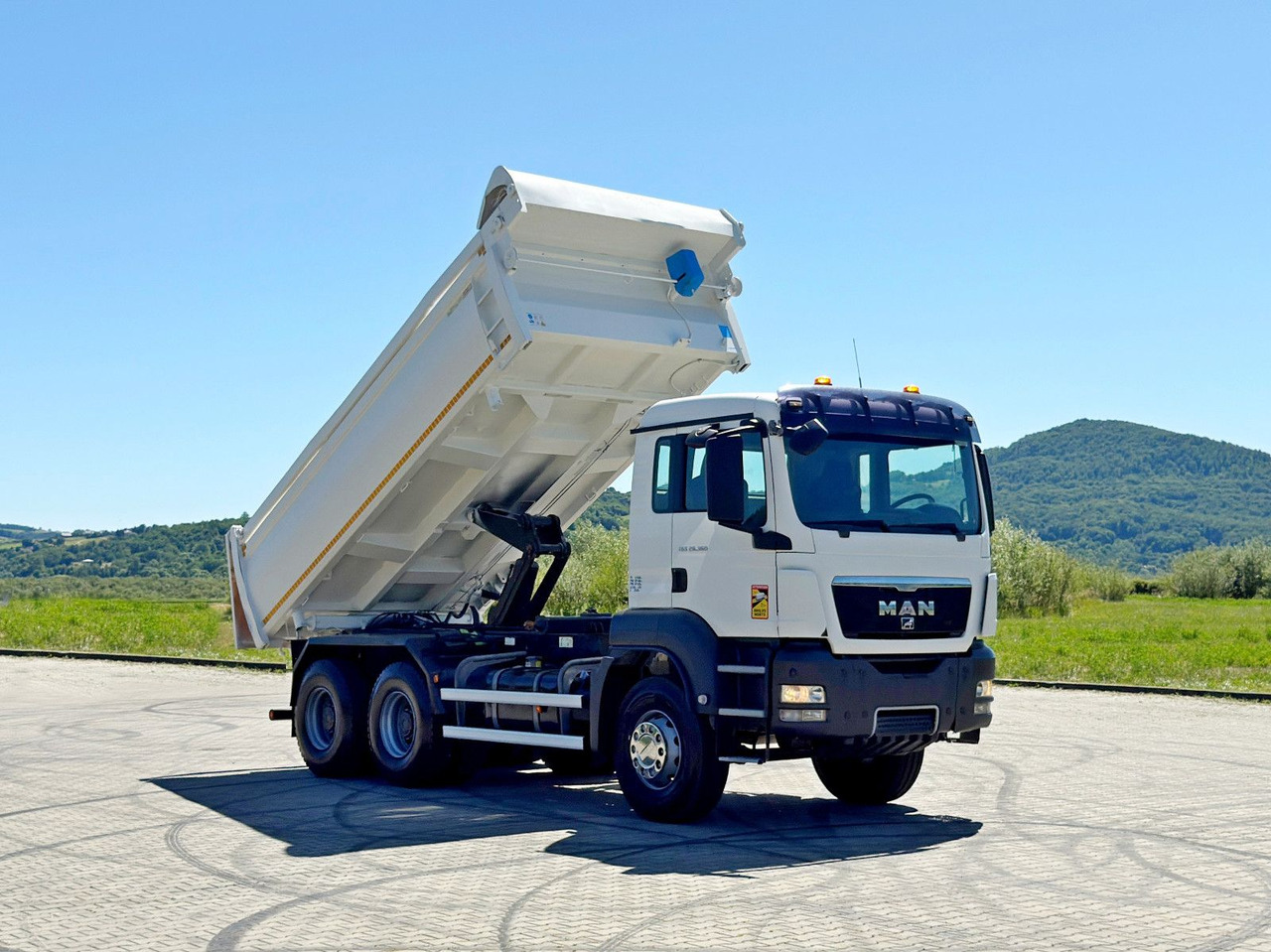 MAN TGS 26.360 Kipper 5,20 m + BORDMATIC / 6x4 - Istovarivač, Kamion sa dizalicom: slika 1 MAN TGS 26.360 Kipper 5,20 m + BORDMATIC / 6x4 - Istovarivač, Kamion sa dizalicom: slika 1