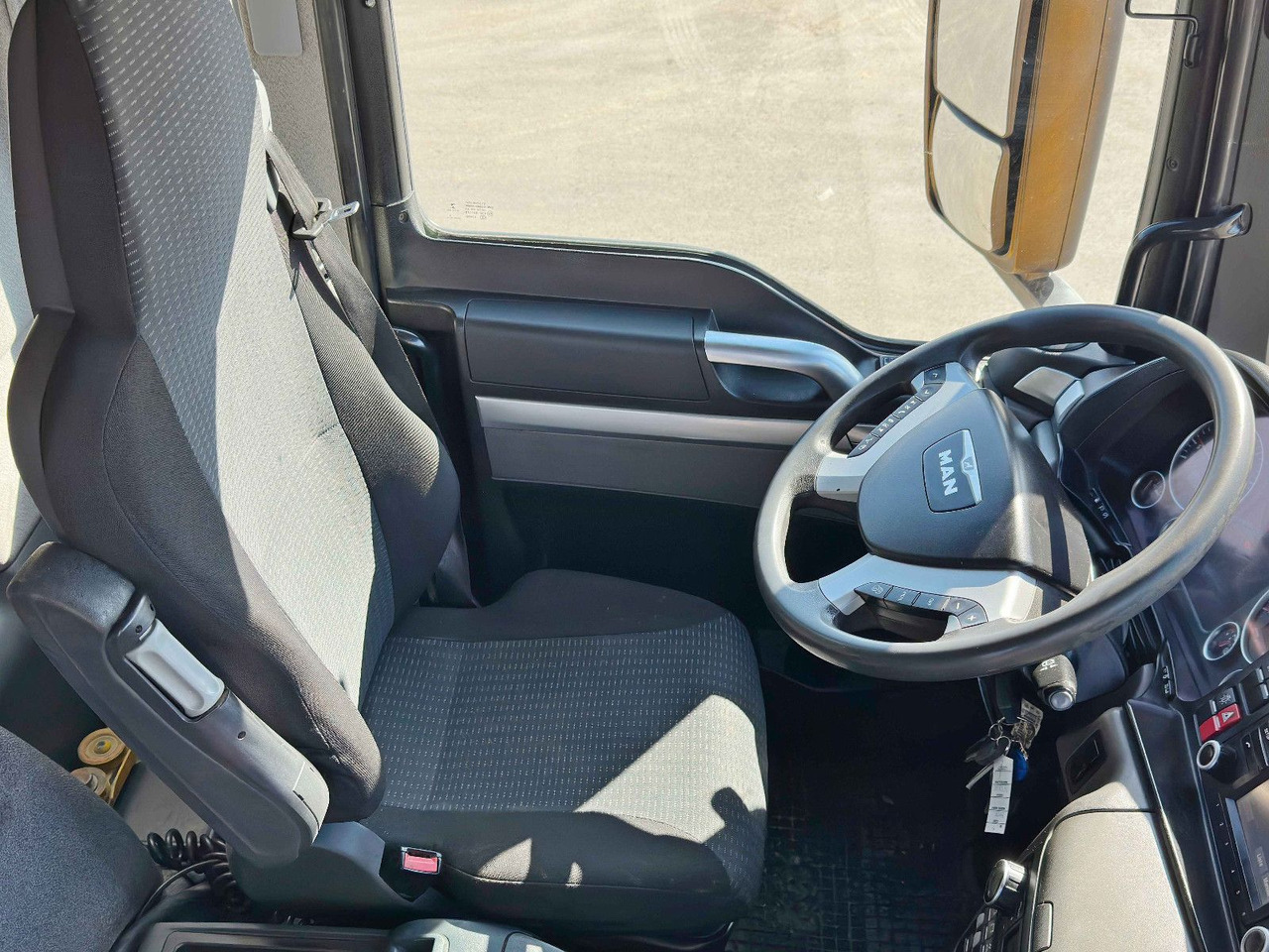 Interior photo 1: Istovarivač, Kamion sa dizalicom novi MAN TGS 33.440 * KIPPER 5,20 m + BORDMATIC * 6x4