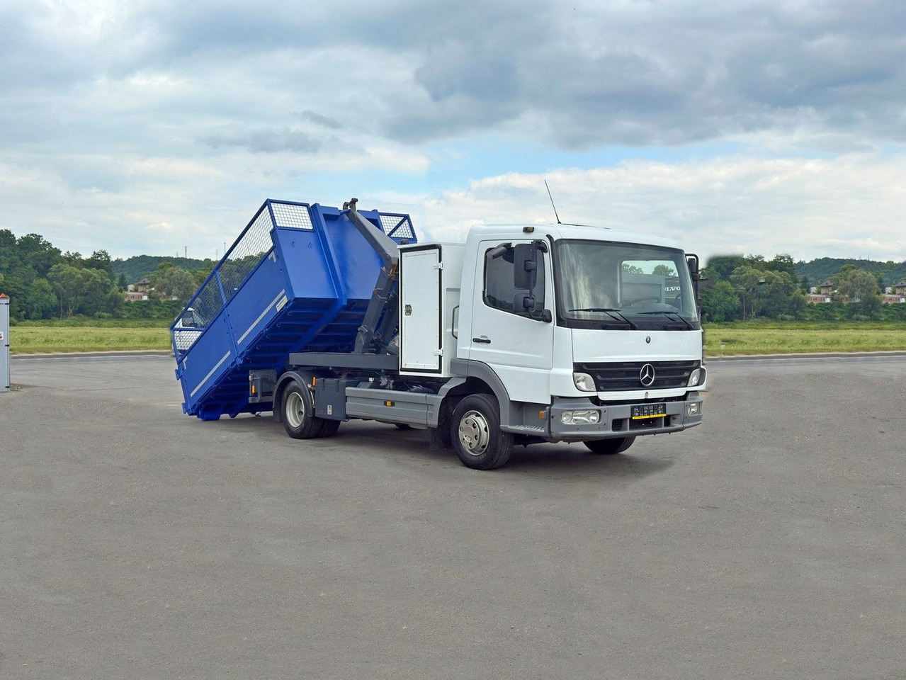 Mercedes-Benz 815 * Abrollkipper + CONTAINER 3,68 m * TOP - Kamion sa hidrauličnom kukom: slika 2 Mercedes-Benz 815 * Abrollkipper + CONTAINER 3,68 m * TOP - Kamion sa hidrauličnom kukom: slika 2