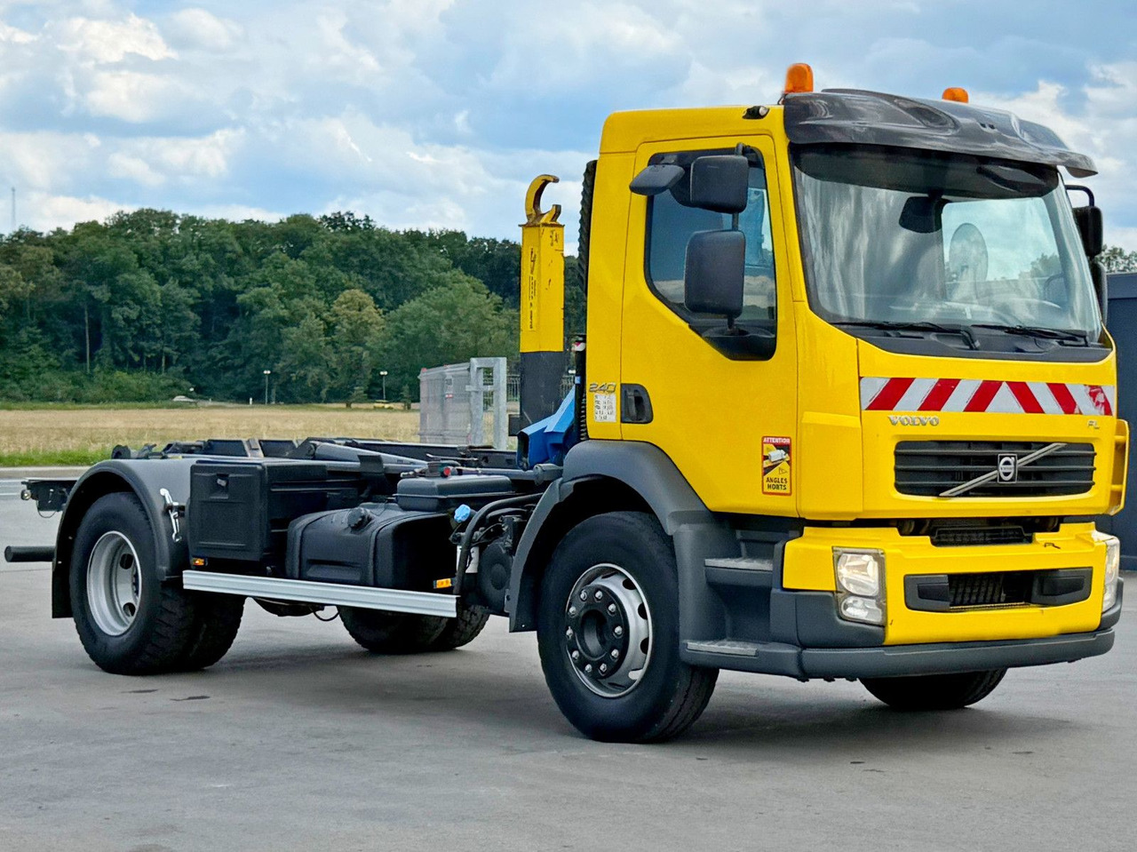Volvo FL 240 * Abrollkipper * HMF 270 K2 * TOPZUSTAND - Kamion sa hidrauličnom kukom: slika 3 Volvo FL 240 * Abrollkipper * HMF 270 K2 * TOPZUSTAND - Kamion sa hidrauličnom kukom: slika 3
