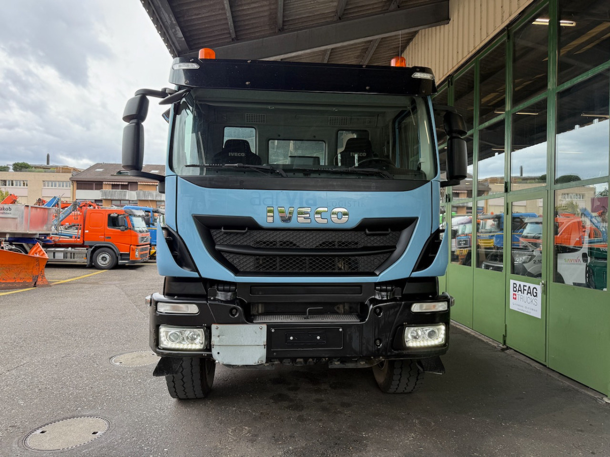 IVECO 340T45 Trakker 8x4 - Kamion sa hidrauličnom kukom: slika 3 IVECO 340T45 Trakker 8x4 - Kamion sa hidrauličnom kukom: slika 3
