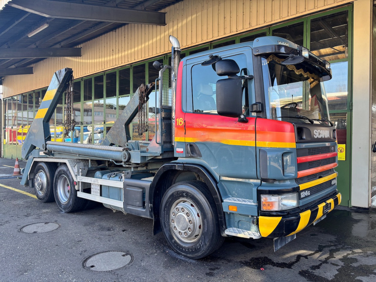 SCANIA P124 - Kamion za utovaranje kontejnera: slika 1 SCANIA P124 - Kamion za utovaranje kontejnera: slika 1