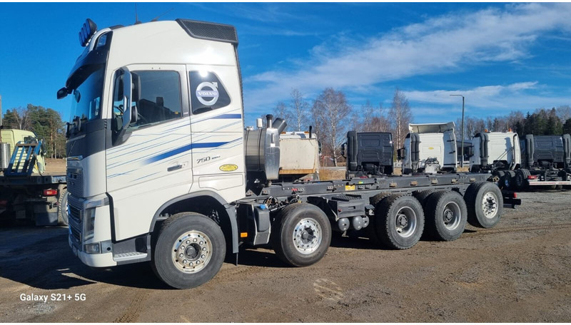 Volvo FH750 New engine and gearbox - Kamion sa golom šasijom i zatvorenom kabinom: slika 1 Volvo FH750 New engine and gearbox - Kamion sa golom šasijom i zatvorenom kabinom: slika 1