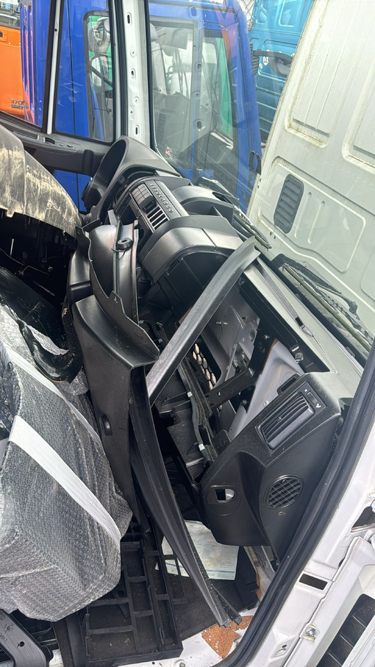 IVECO EUROCARGO 150-280 EURO 5-6 CABIN 4X2 NEW AUTOMATIC 000135A - Kabina za Kamion: slika 4 IVECO EUROCARGO 150-280 EURO 5-6 CABIN 4X2 NEW AUTOMATIC 000135A - Kabina za Kamion: slika 4