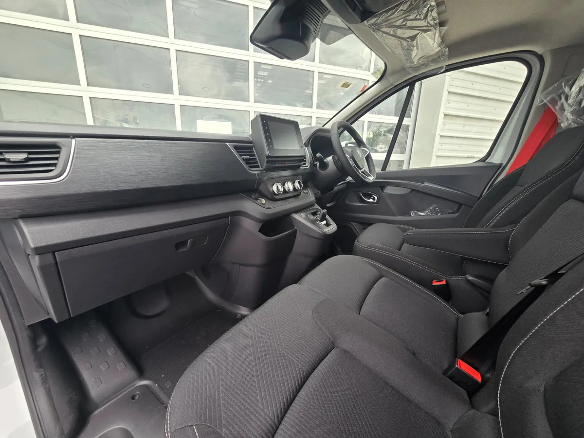 NEW Renault Trafic Exclusive 170BHP/150BHP Auto White - Furgon: slika 2 NEW Renault Trafic Exclusive 170BHP/150BHP Auto White - Furgon: slika 2