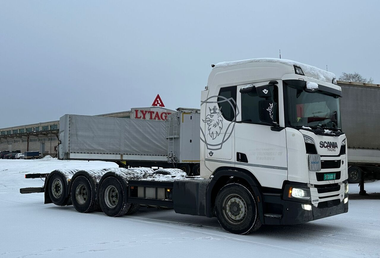 Scania R520 8x4 ADR - Kamion sa golom šasijom i zatvorenom kabinom: slika 2 Scania R520 8x4 ADR - Kamion sa golom šasijom i zatvorenom kabinom: slika 2
