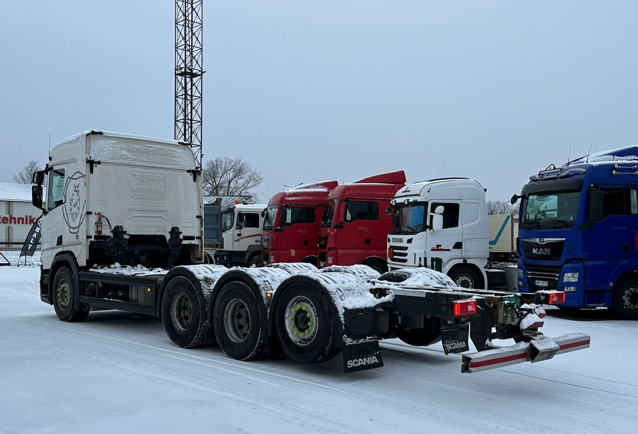 Scania R520 8x4 ADR - Kamion sa golom šasijom i zatvorenom kabinom: slika 3 Scania R520 8x4 ADR - Kamion sa golom šasijom i zatvorenom kabinom: slika 3
